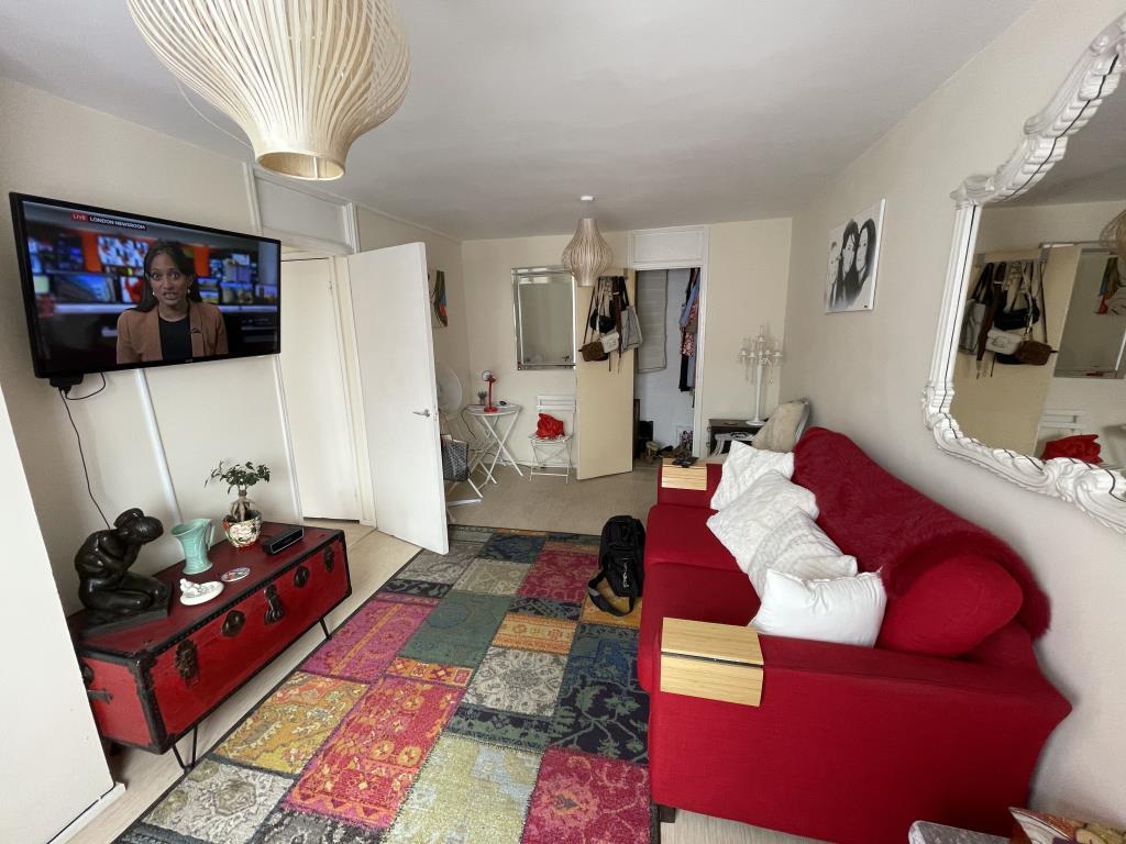 Lot: 124 - FLAT FOR INVESTMENT OR OCCUPATION - Inside image of living room from front window